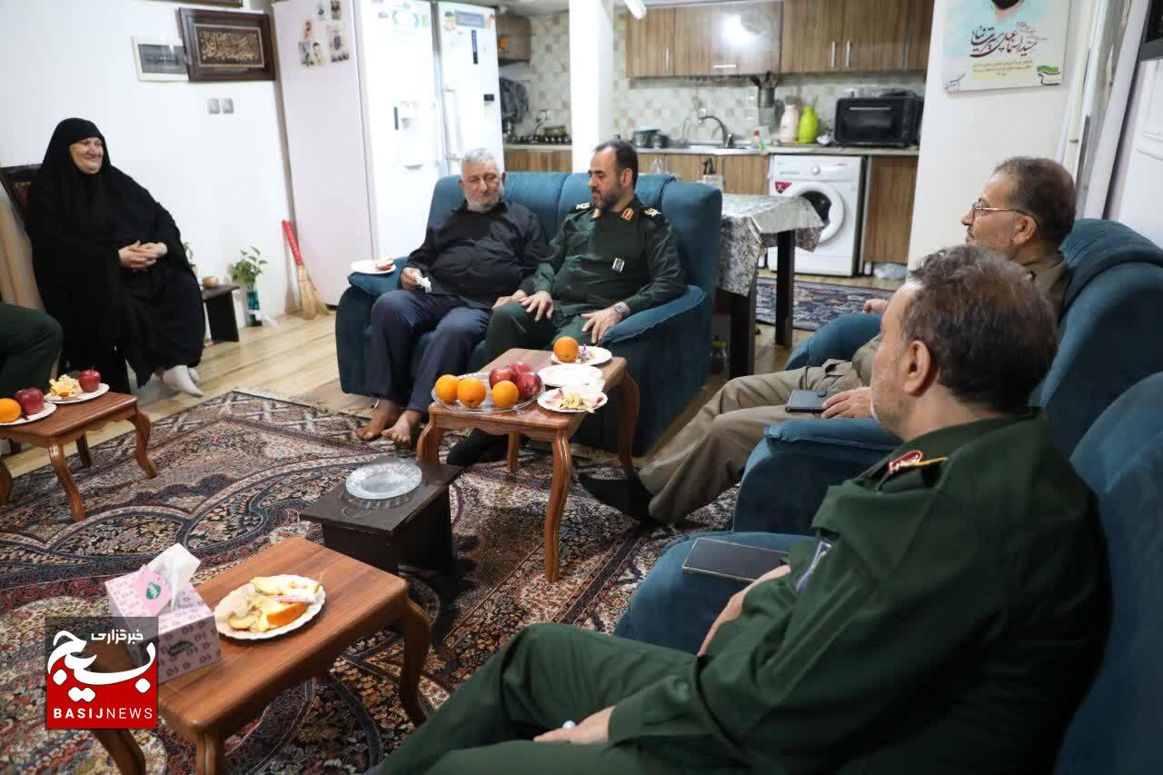 دیدار رئیس سازمان بسیج مستضعفین با خانواده علمدار جبهه فرهنگی گیلان؛ شهید سیرت نیا در رشت