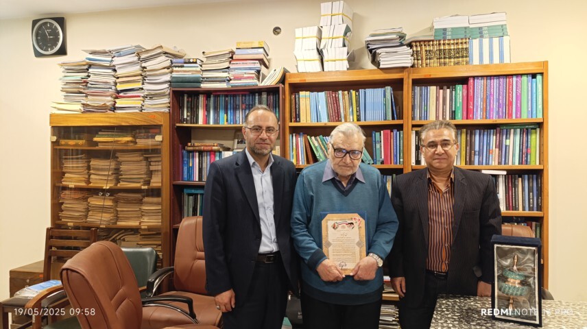 تقدیر رئیس سازمان بسیج علمی از چهره ماندگار فیزیک ایران تقدیر رئیس سازمان بسیج علمی از چهره ماندگار فیزیک ایران