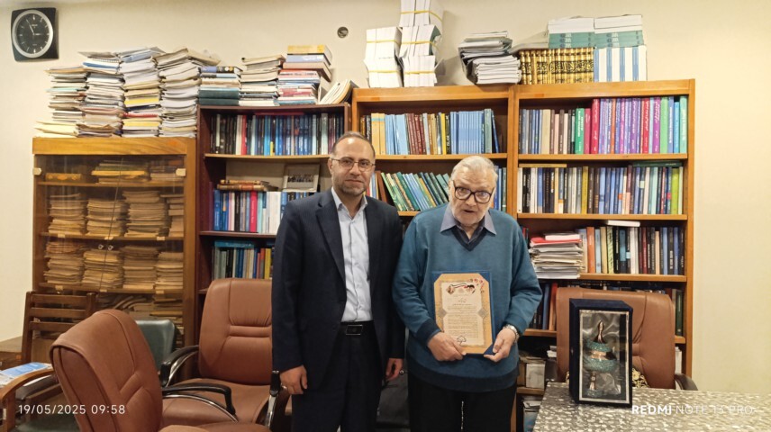 تقدیر رئیس سازمان بسیج علمی از چهره ماندگار فیزیک ایران تقدیر رئیس سازمان بسیج علمی از چهره ماندگار فیزیک ایران