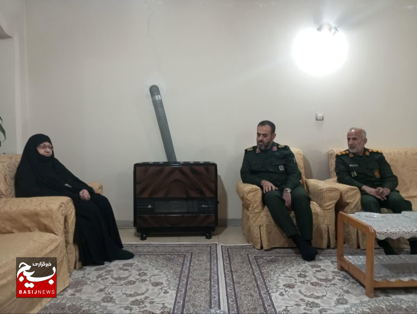دیدار فرمانده سپاه قدس گیلان با خانواده شهید حنیف بهبودی دیدار فرمانده سپاه قدس گیلان با خانواده شهید حنیف بهبودی