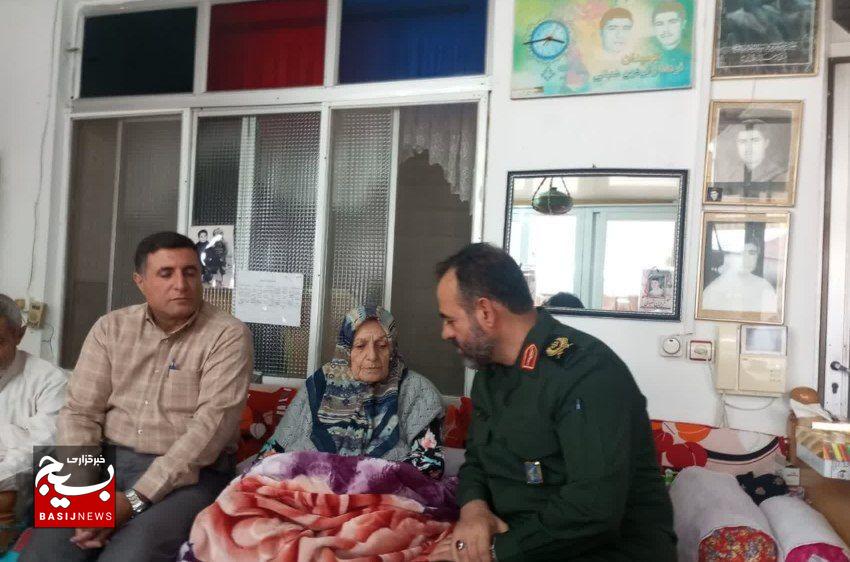 دیدار فرمانده سپاه قدس گیلان با خانواده شهیدان شعبانی در لنگرود دیدار فرمانده سپاه قدس گیلان با خانواده شهیدان شعبانی در لنگرود