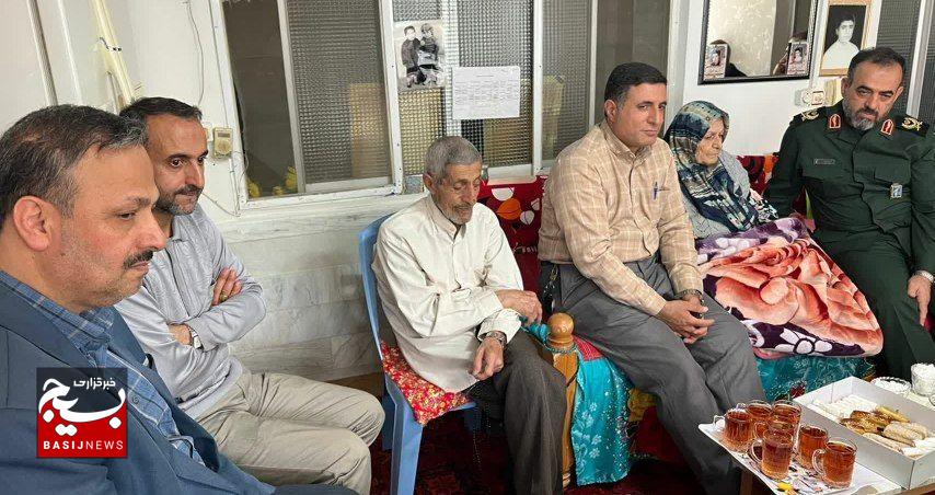 دیدار فرمانده سپاه قدس گیلان با خانواده شهیدان شعبانی در لنگرود دیدار فرمانده سپاه قدس گیلان با خانواده شهیدان شعبانی در لنگرود