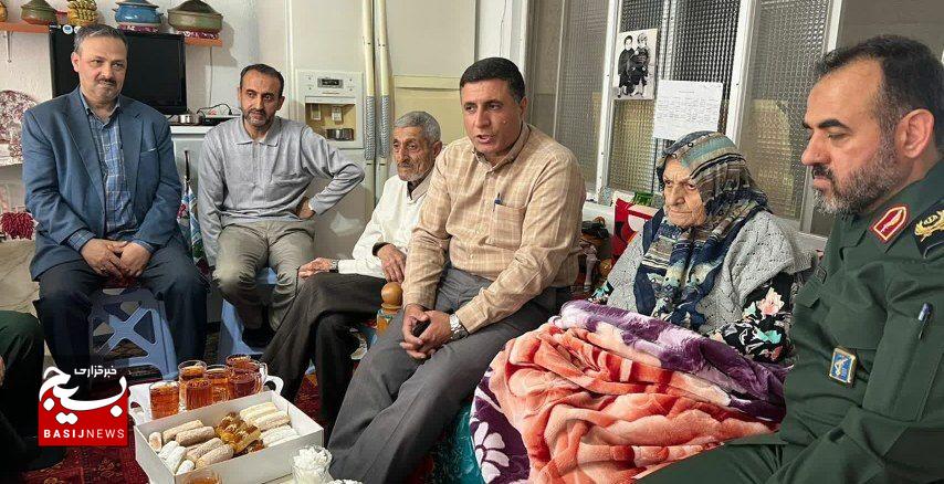 دیدار فرمانده سپاه قدس گیلان با خانواده شهیدان شعبانی در لنگرود دیدار فرمانده سپاه قدس گیلان با خانواده شهیدان شعبانی در لنگرود