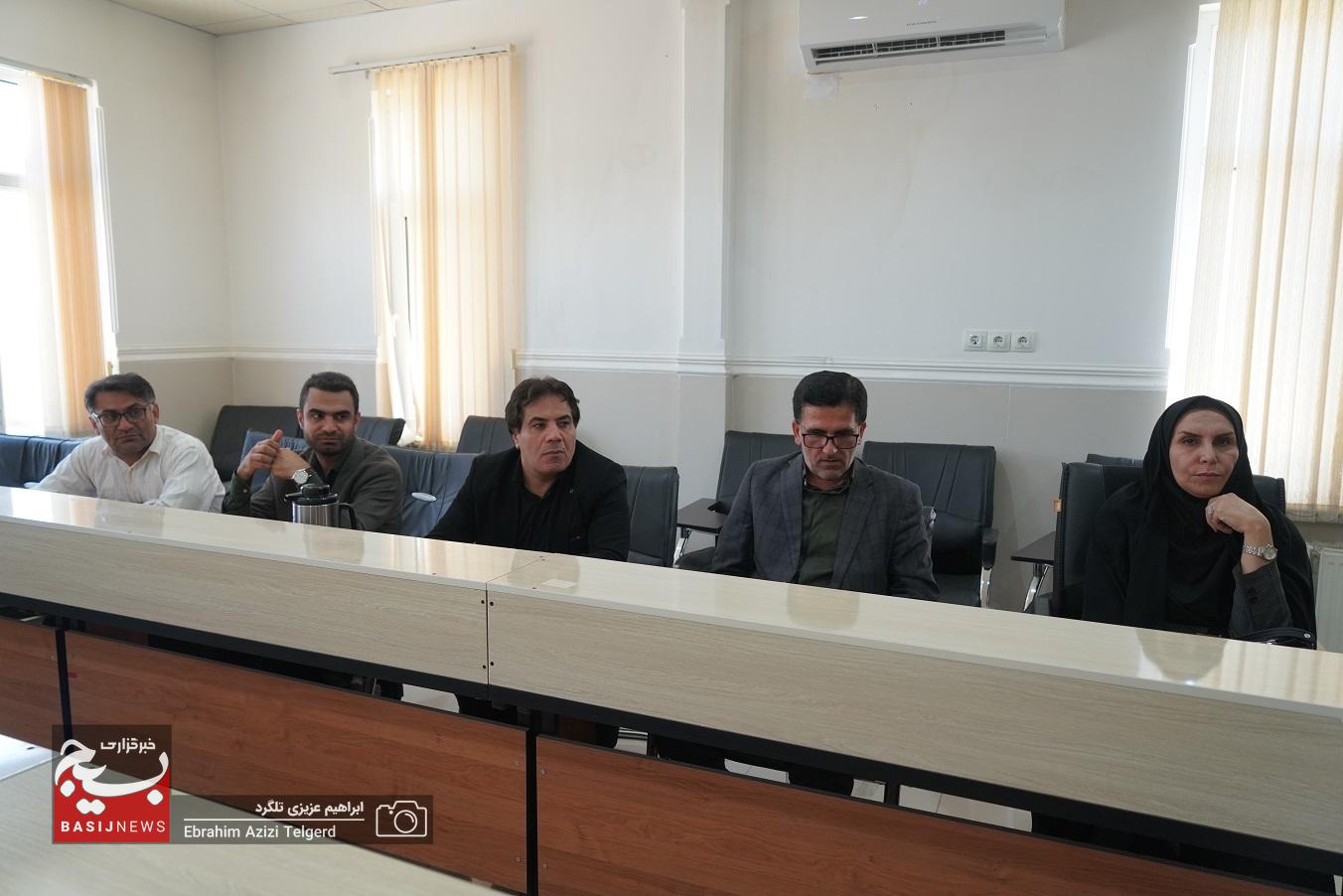 بررسی طرح خدمات دهی به خبرنگاران در هیئت اندیشه ورز بسیج رسانه استان بررسی طرح خدمات دهی به خبرنگاران در هیئت اندیشه ورز بسیج رسانه استان