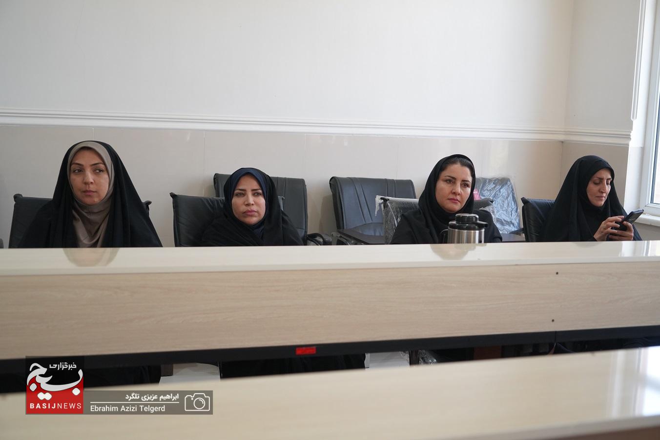 بررسی طرح خدمات دهی به خبرنگاران در هیئت اندیشه ورز بسیج رسانه استان بررسی طرح خدمات دهی به خبرنگاران در هیئت اندیشه ورز بسیج رسانه استان