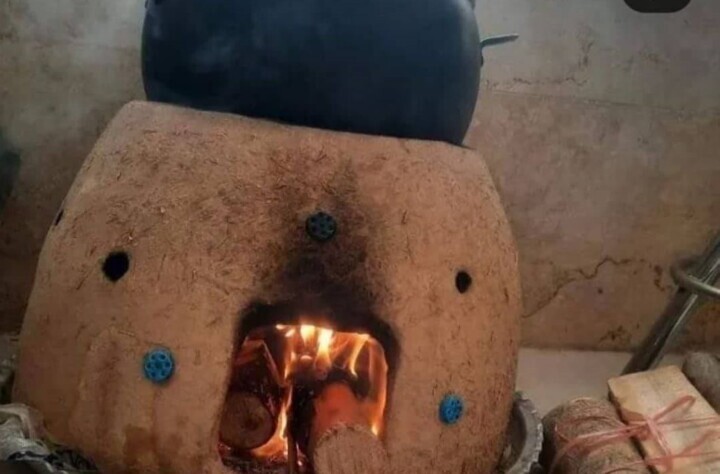 زنی که از خاک زندگی میسازد زنی که از خاک زندگی میسازد