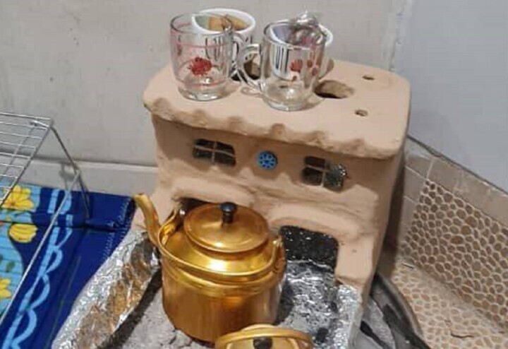 زنی که از خاک زندگی میسازد زنی که از خاک زندگی میسازد