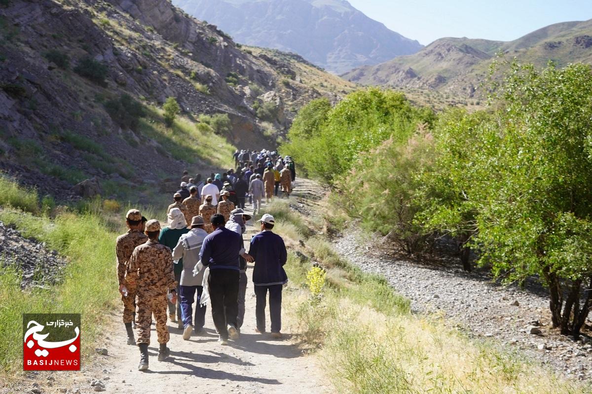 کوهنوردی کارکنان ستادی سپاه فتح در منطقه کوه گل سی سخت