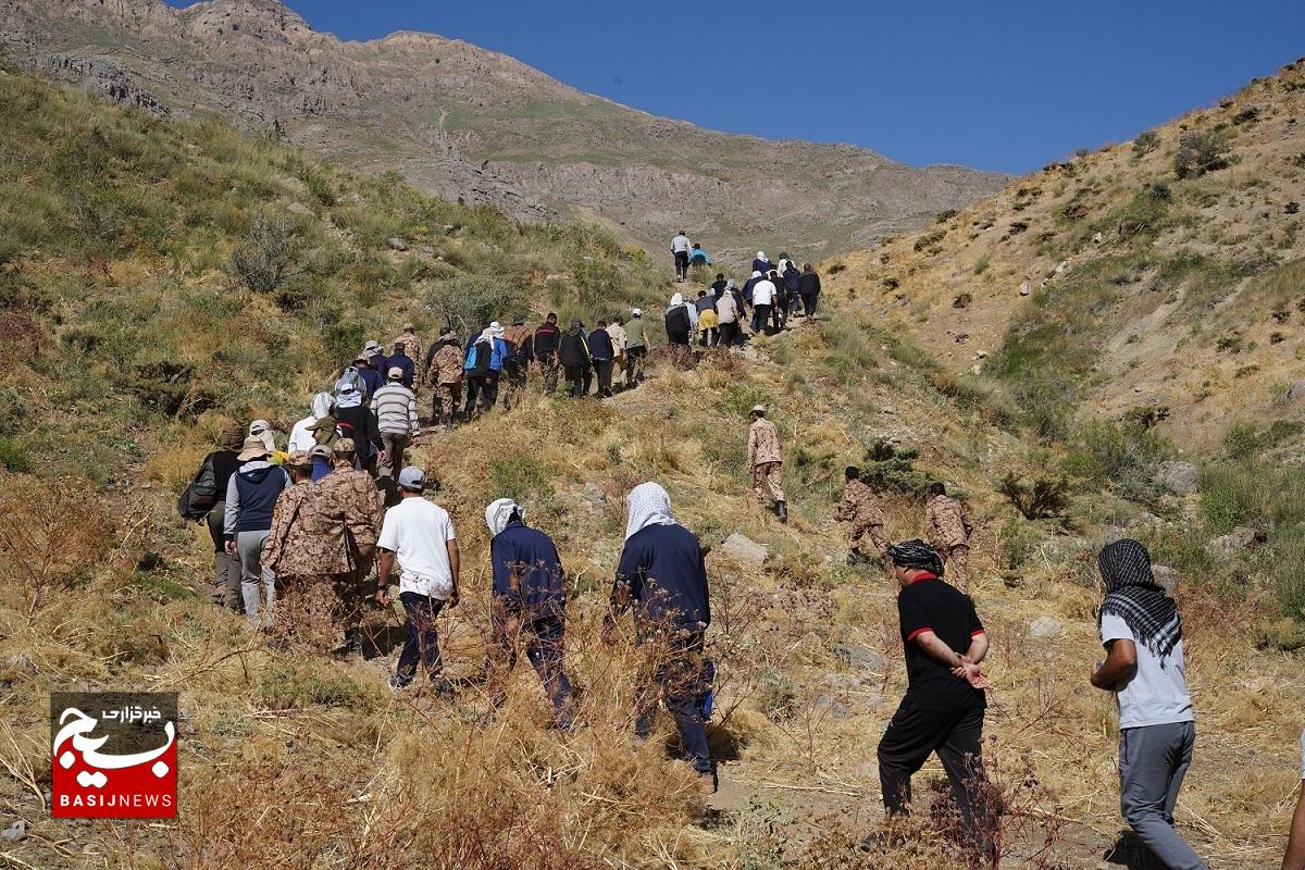 کوهنوردی کارکنان ستادی سپاه فتح در منطقه کوه گل سی سخت