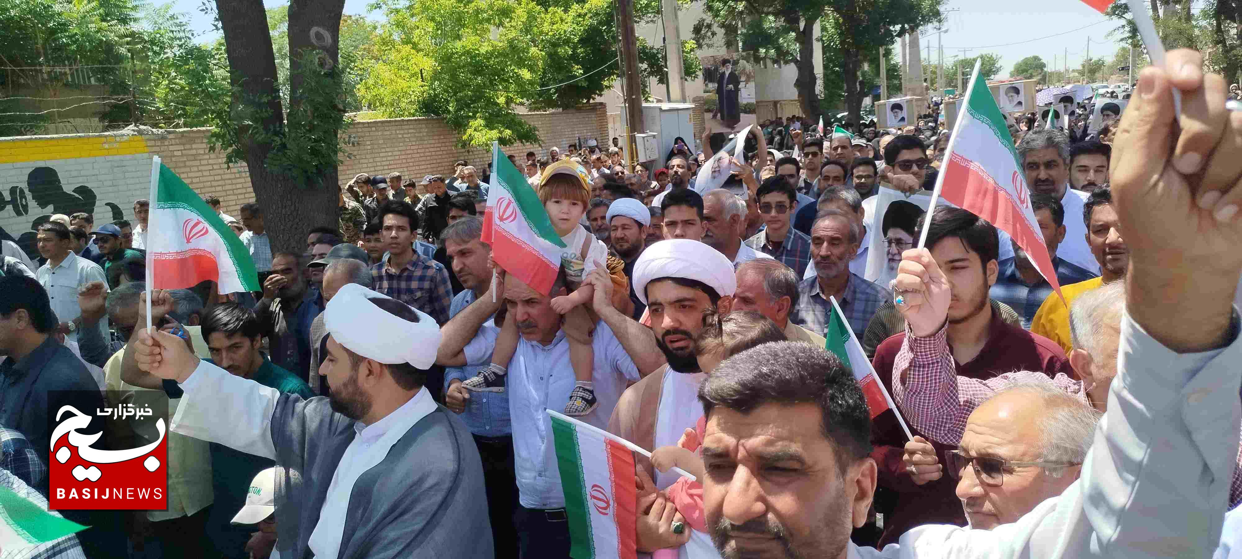 حضور با صلابت مردم ولایی شهر فریمان در نماز جمعه و راهپیمایی حضور با صلابت مردم ولایی شهر فریمان در نماز جمعه و راهپیمایی