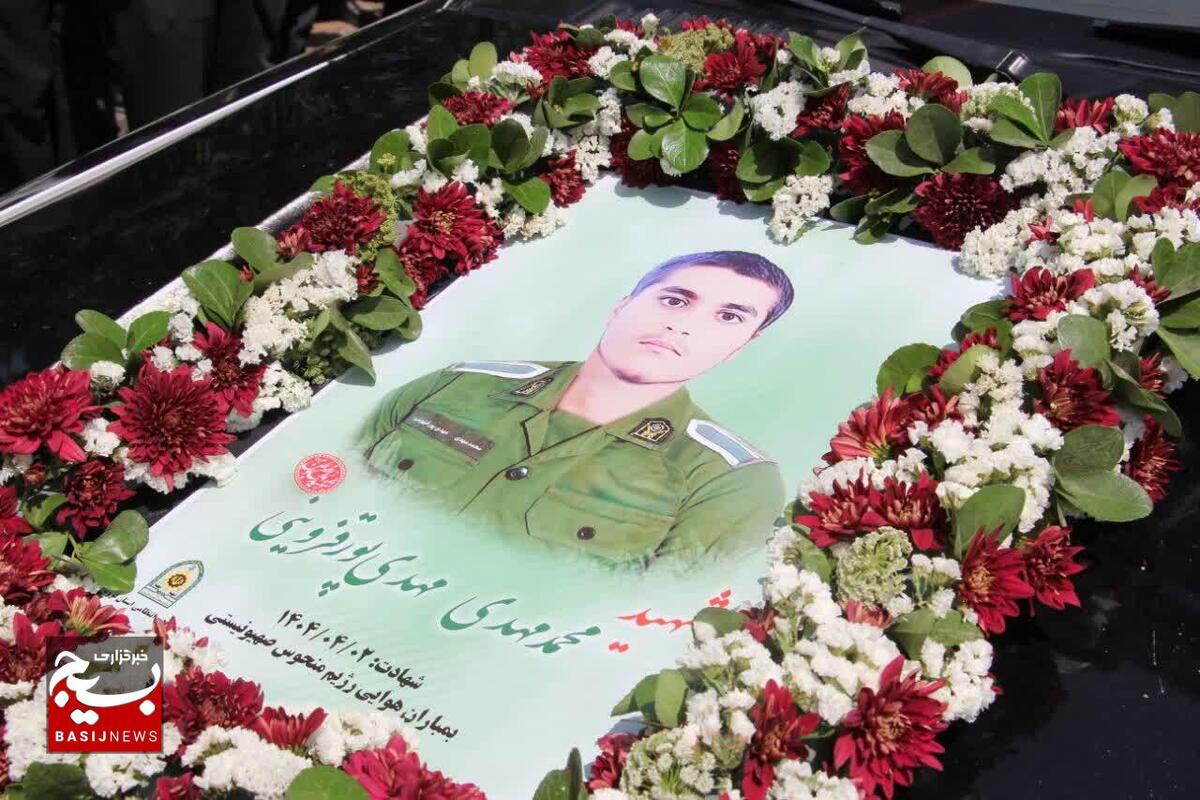 پیکر شهید محمدمهدی مهدی‌پور قزوینی با حضور مردم ولایی قزوین تا خانه ابدی مشایعت شد+عکس