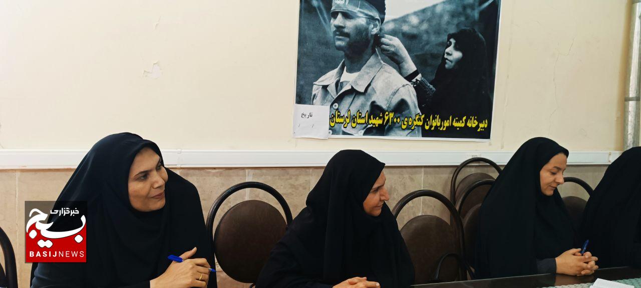 با لشکر زنانه زینبیون، صلابت زنان لرستان را به رخ دشمن میکشیم با لشکر زنانه زینبیون، صلابت زنان لرستان را به رخ دشمن میکشیم