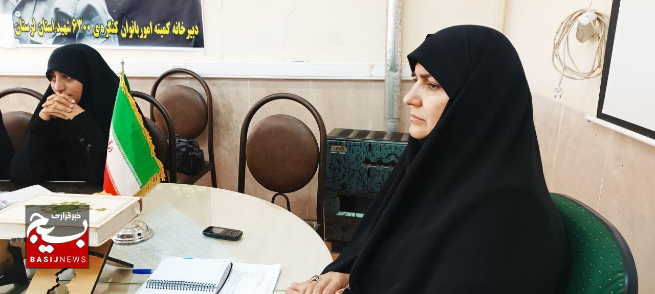 با لشکر زنانه زینبیون، صلابت زنان لرستان را به رخ دشمن میکشیم با لشکر زنانه زینبیون، صلابت زنان لرستان را به رخ دشمن میکشیم