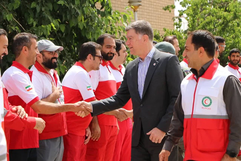 شجاعت امدادگران ایران در خط مقدم قابل تحسین است