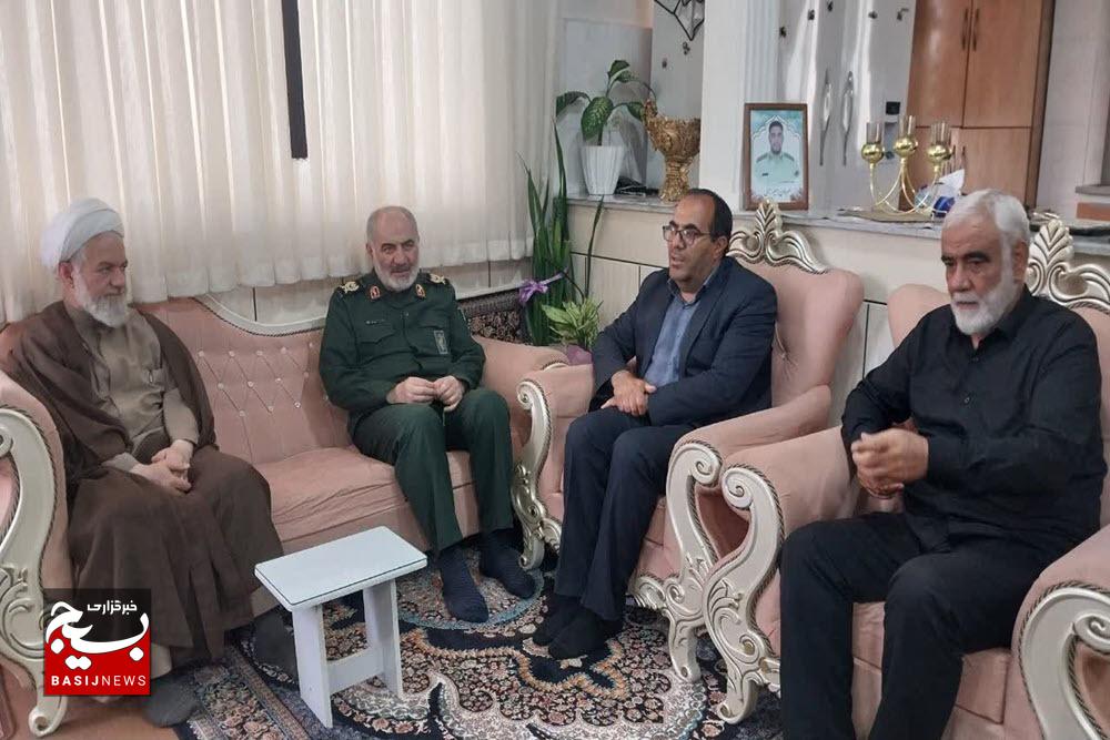 دیدار فرمانده سپاه انصار الحسین(ع) همدان با خانواده شهید «امیرحسین سیفی» در اسدآباد