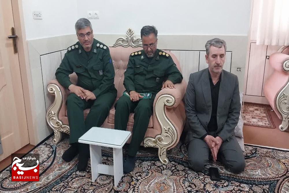 دیدار فرمانده سپاه انصار الحسین(ع) همدان با خانواده شهید «امیرحسین سیفی» در اسدآباد دیدار فرمانده سپاه انصار الحسین(ع) همدان با خانواده شهید «امیرحسین سیفی» در اسدآباد