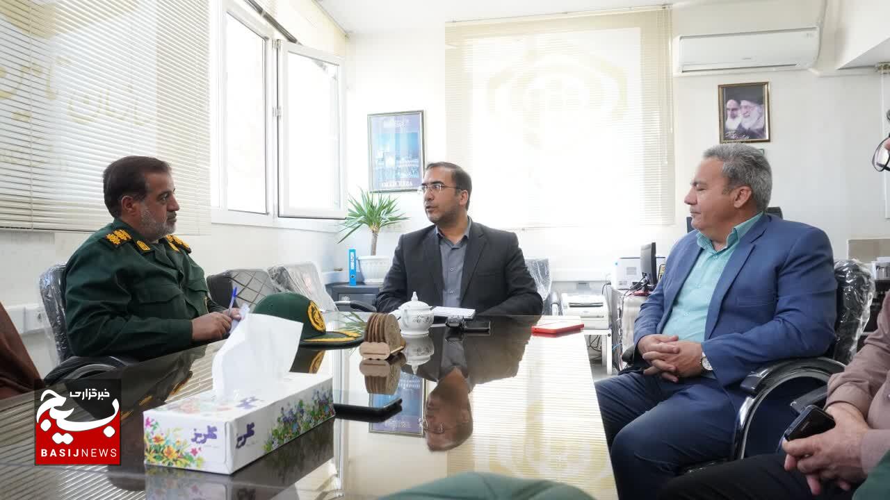 دیدار سبزپوشان بسیج با ریاست تأمین اجتماعی گناباد به مناسبت سالگرد تأسیس این سازمان.