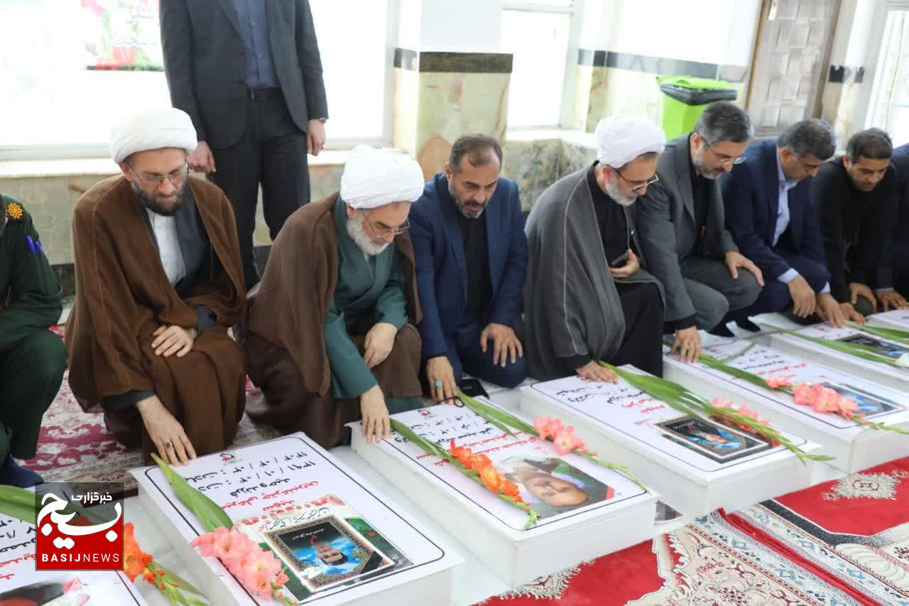 ابلاغ پیام رهبر معظم انقلاب به بازماندگان شهدای تجاوز به آستانهاشرفیه ابلاغ پیام رهبر معظم انقلاب به بازماندگان شهدای تجاوز به آستانهاشرفیه