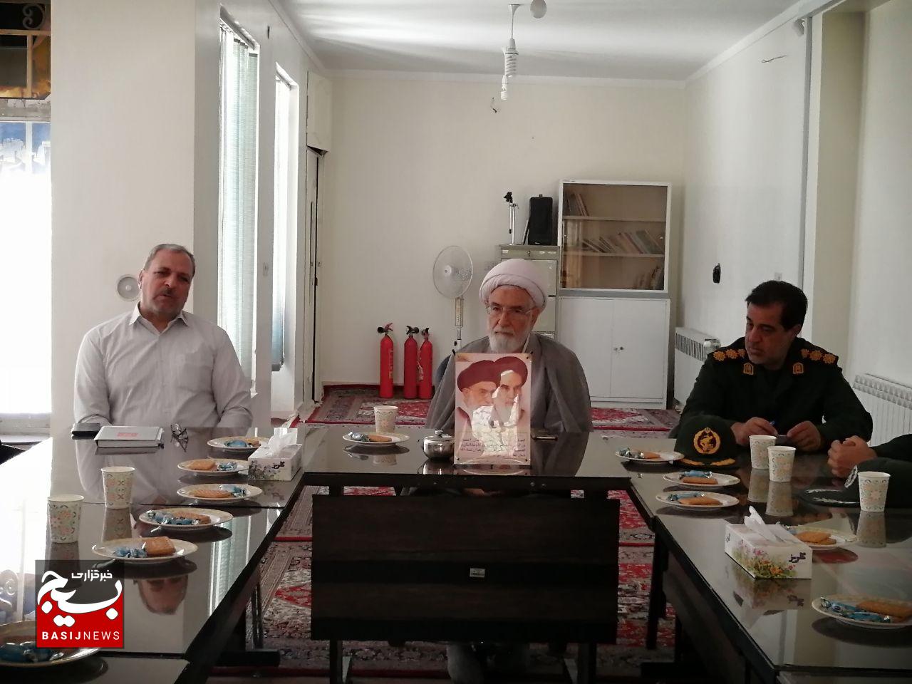 امام جمعه گناباد به همراه سبزپوشان ناحیه مقاومت بسیج با ریاست و اعضای دفتر نظارت شورای نگهبان شهرستان دیدار کردند.
