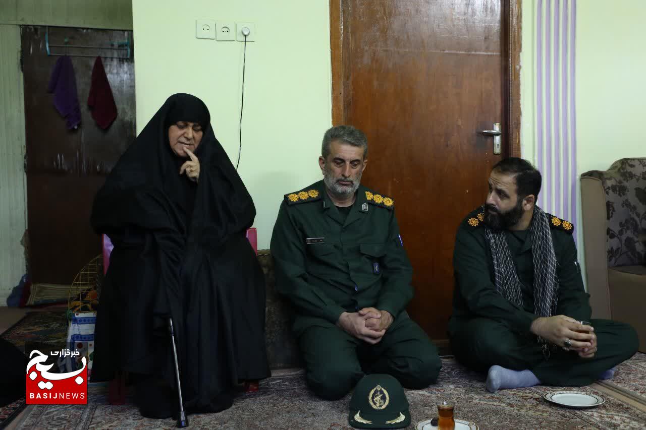 دیدار فرمانده سپاه قدس گیلان با خانوادهشهدای جنگ تحمیلی۱۲روزه در چابکسر و کلاچای دیدار فرمانده سپاه قدس گیلان با خانوادهشهدای جنگ تحمیلی۱۲روزه در چابکسر و کلاچای