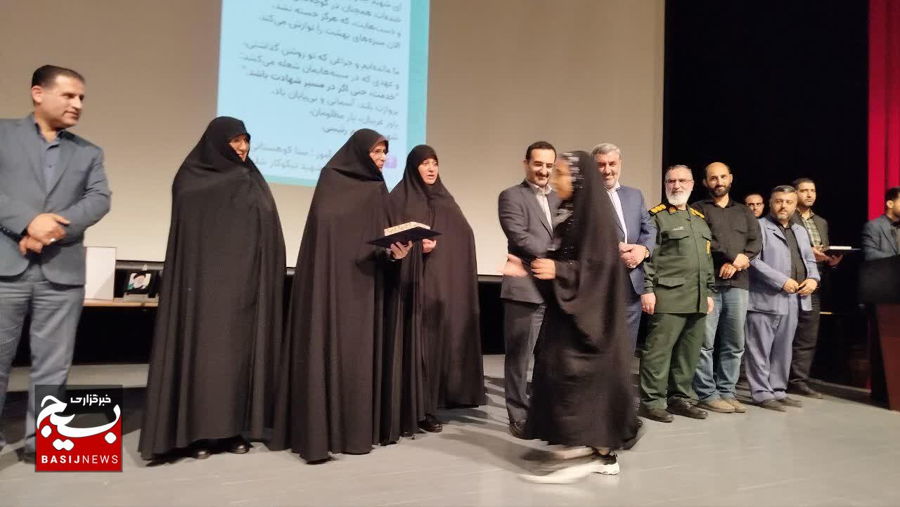 فرزندان ایران باید با سلاح ایمان، هویت اسلامی و روح پژوهشگری تربیت شوند فرزندان ایران باید با سلاح ایمان، هویت اسلامی و روح پژوهشگری تربیت شوند