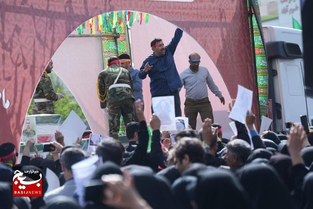 آیین تشییع و بدرقه ۱۰ شهید والامقام شهرستان خرم آباد با حضور فرمانده مرزبانی جمهوری اسلامی ایران