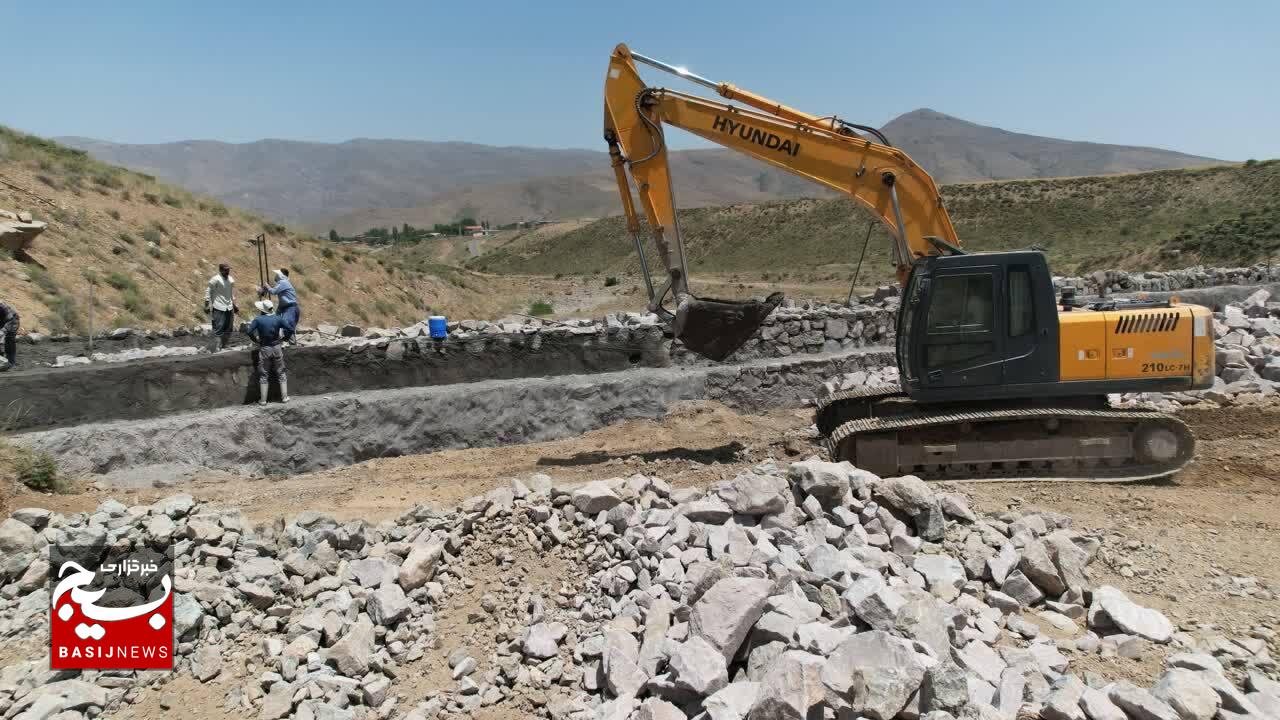 احداث سیل‌بند روستای سزنق توسط جهادگران بسیج سازندگی