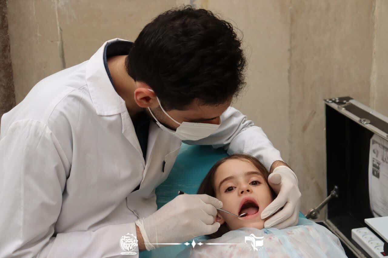 دستان پر مهر و محبت جهادگران کاشانی بر سر مردم لوداب