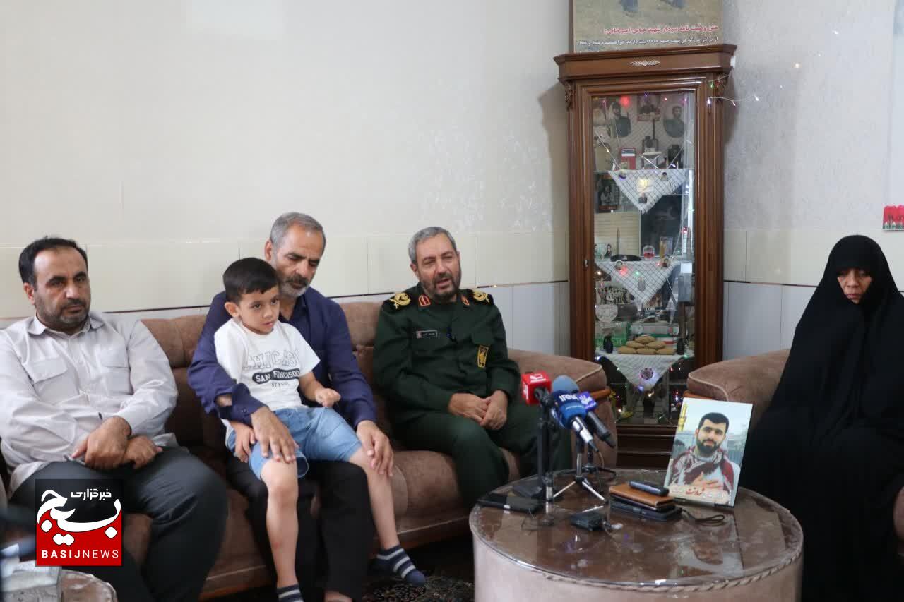 دیدار کاروان اصحاب رسانه با خانواده شهدای جنگ تحمیلی ۱۲روزه دیدار کاروان اصحاب رسانه با خانواده شهدای جنگ تحمیلی ۱۲روزه