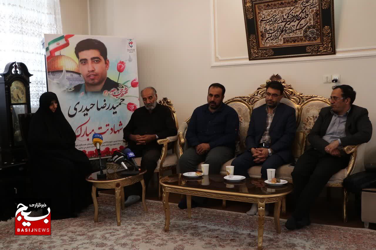 دیدار کاروان اصحاب رسانه با خانواده شهدای جنگ تحمیلی ۱۲روزه دیدار کاروان اصحاب رسانه با خانواده شهدای جنگ تحمیلی ۱۲روزه
