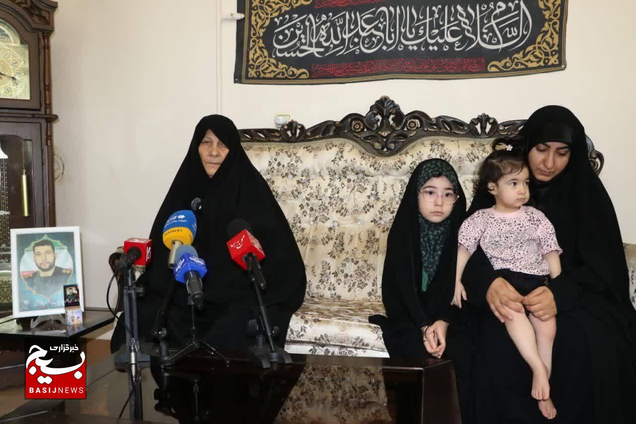 دیدار کاروان اصحاب رسانه با خانواده شهدای جنگ تحمیلی ۱۲روزه دیدار کاروان اصحاب رسانه با خانواده شهدای جنگ تحمیلی ۱۲روزه