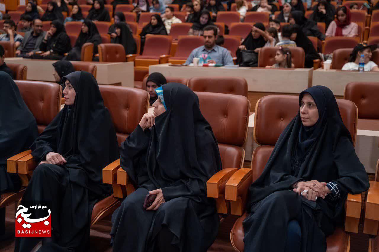 “ایران بانو ۲: حماسهای از امید و تابآوری در دل خانواده صنعت نفت؛ روایتی از فرمانده حوزه بسیج شرکت ملی نفت ایران از همبستگی ملی و شکوفایی نسل نو” “ایران بانو ۲: حماسهای از امید و تابآوری در دل خانواده صنعت نفت؛ روایتی از فرمانده حوزه بسیج شرکت ملی نفت ایران از همبستگی ملی و شکوفایی نسل نو”