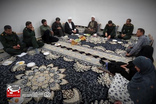 دیدار سرهنگ حسن زاده با دو خانواده شهید اهل سنت دیدار سرهنگ حسن زاده با دو خانواده شهید اهل سنت