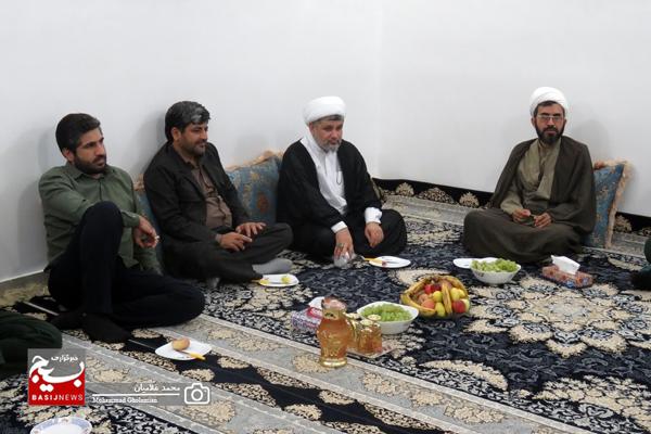 دیدار سرهنگ حسن زاده با دو خانواده شهید اهل سنت دیدار سرهنگ حسن زاده با دو خانواده شهید اهل سنت