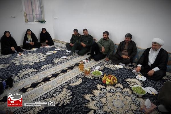 دیدار سرهنگ حسن زاده با دو خانواده شهید اهل سنت دیدار سرهنگ حسن زاده با دو خانواده شهید اهل سنت