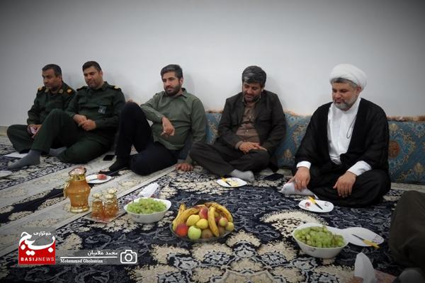 دیدار سرهنگ حسن زاده با دو خانواده شهید اهل سنت دیدار سرهنگ حسن زاده با دو خانواده شهید اهل سنت