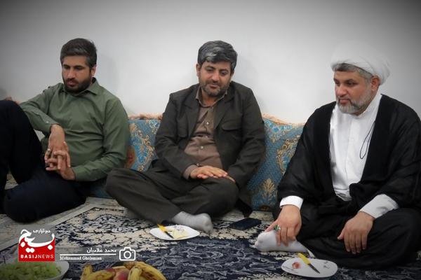 دیدار سرهنگ حسن زاده با دو خانواده شهید اهل سنت دیدار سرهنگ حسن زاده با دو خانواده شهید اهل سنت