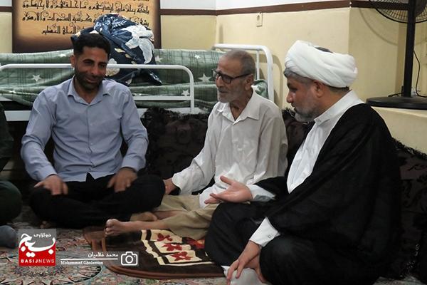 دیدار سرهنگ حسن زاده با دو خانواده شهید اهل سنت دیدار سرهنگ حسن زاده با دو خانواده شهید اهل سنت