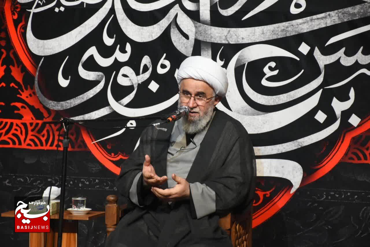 تفاوت اساسی نظام اسلامی با نظامهای سیاسی در محبتمحور بودن ولایت است تفاوت اساسی نظام اسلامی با نظامهای سیاسی در محبتمحور بودن ولایت است