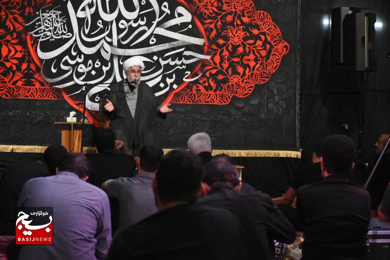 تفاوت اساسی نظام اسلامی با نظامهای سیاسی در محبتمحور بودن ولایت است تفاوت اساسی نظام اسلامی با نظامهای سیاسی در محبتمحور بودن ولایت است