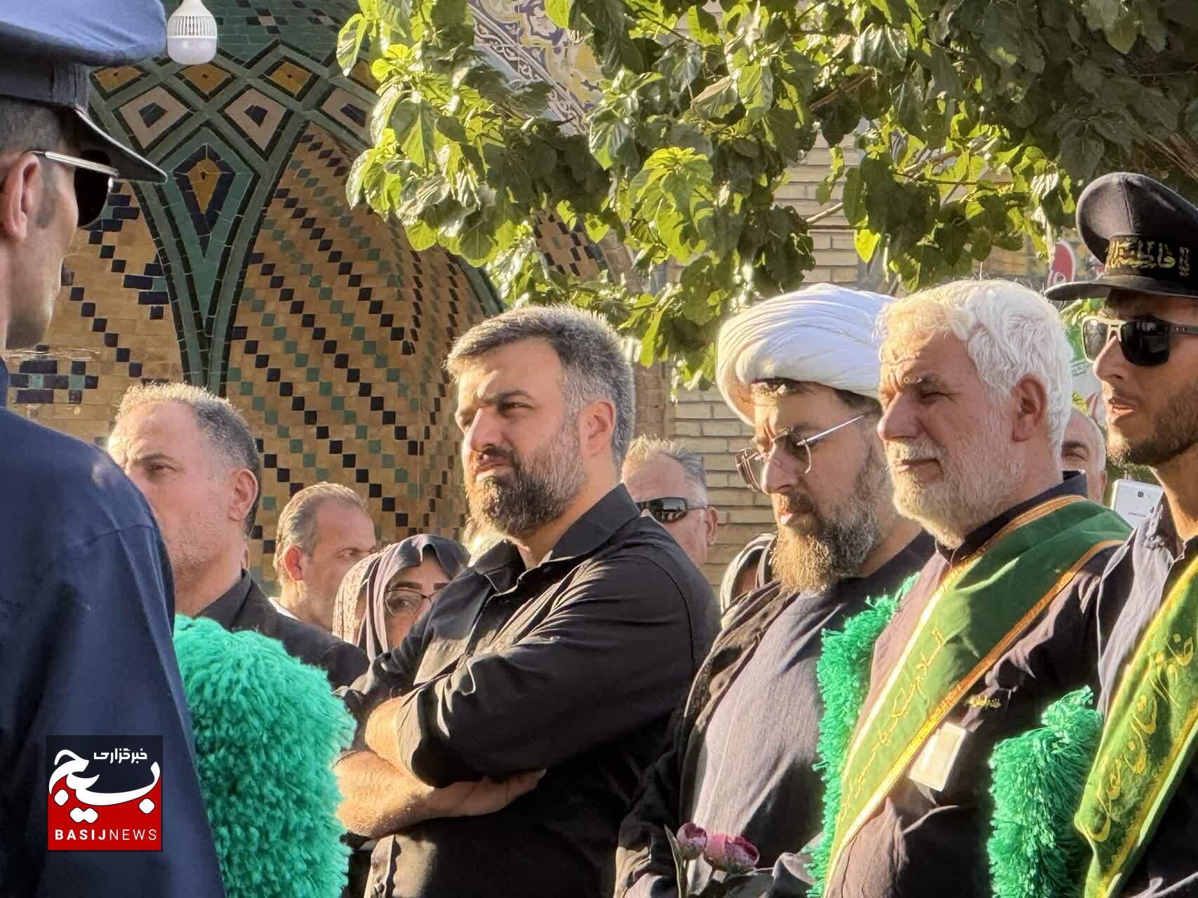  تعویض پرچم سیاه و اهتزاز پرچم سبز حرم امامزاده حسین(ع) قزوین+تصاویر