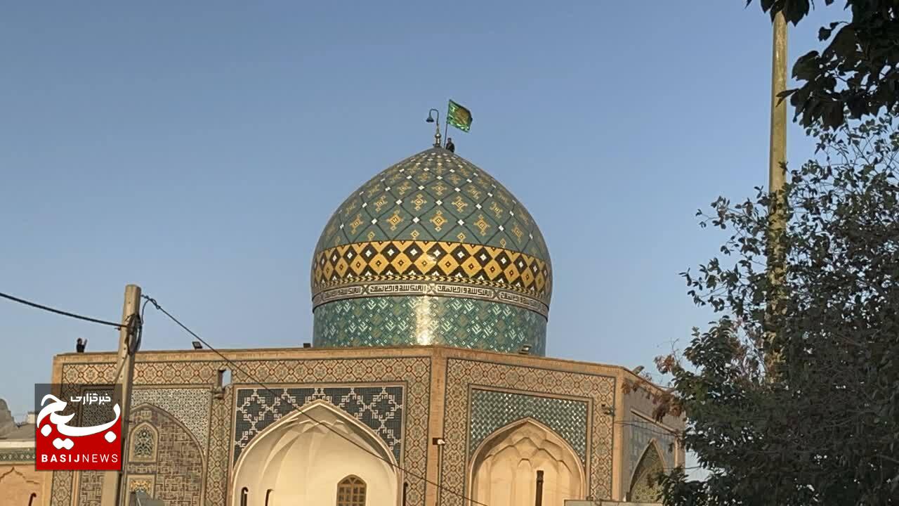  تعویض پرچم سیاه و اهتزاز پرچم سبز حرم امامزاده حسین(ع) قزوین+تصاویر