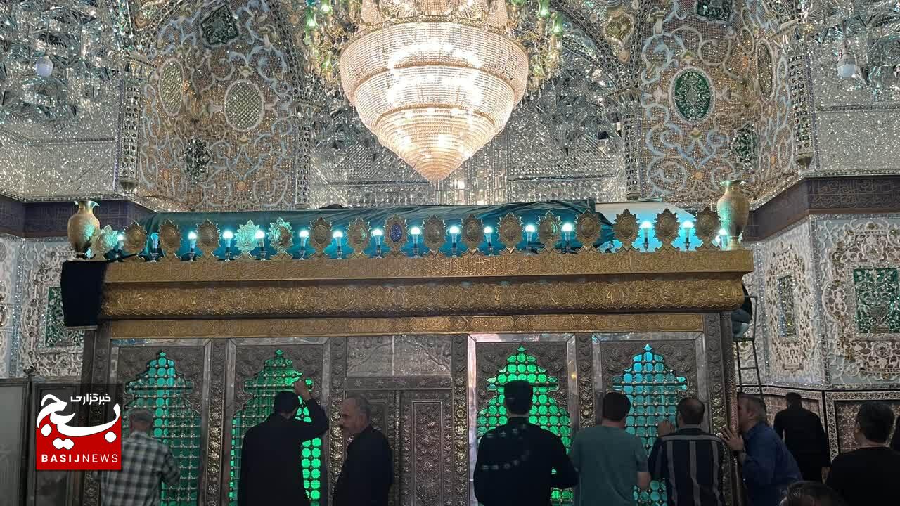  تعویض پرچم سیاه و اهتزاز پرچم سبز حرم امامزاده حسین(ع) قزوین+تصاویر