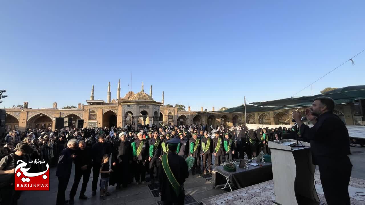  تعویض پرچم سیاه و اهتزاز پرچم سبز حرم امامزاده حسین(ع) قزوین+تصاویر