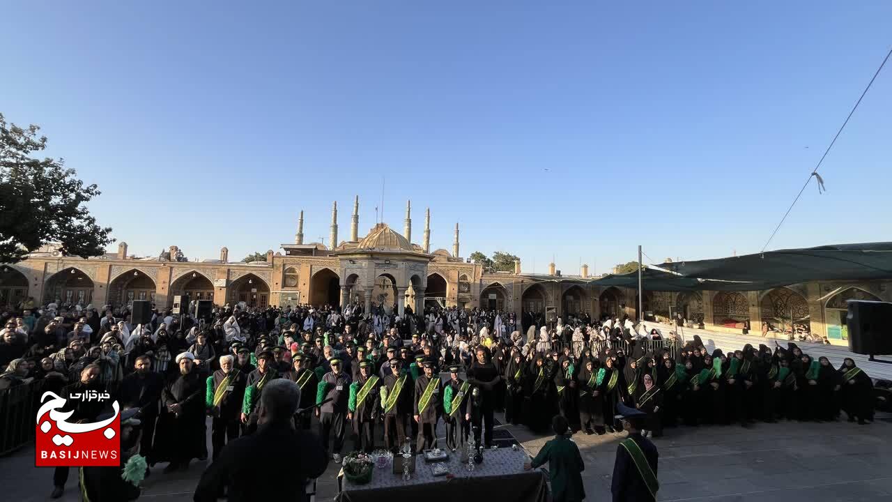  تعویض پرچم سیاه و اهتزاز پرچم سبز حرم امامزاده حسین(ع) قزوین+تصاویر