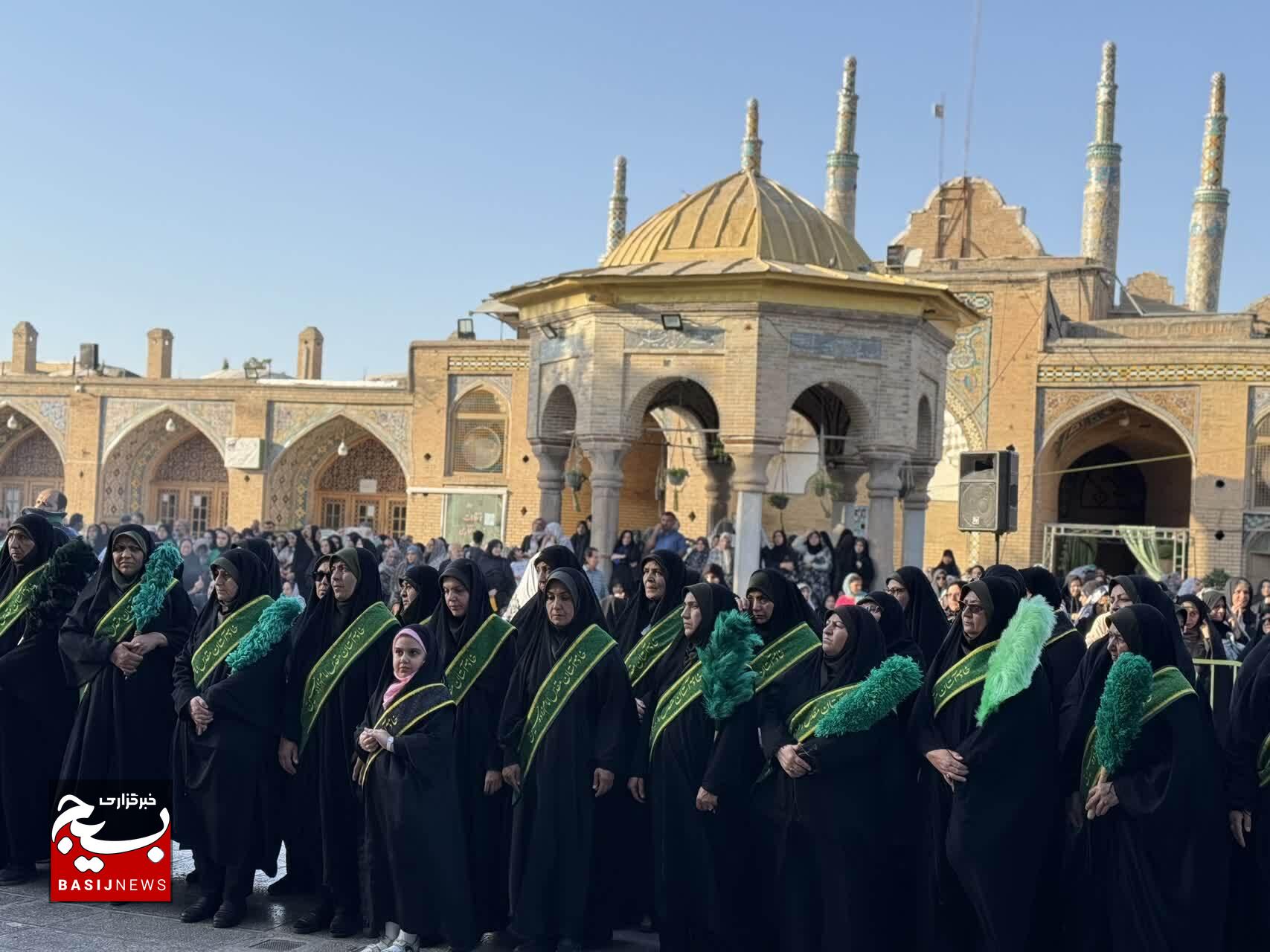  تعویض پرچم سیاه و اهتزاز پرچم سبز حرم امامزاده حسین(ع) قزوین+تصاویر