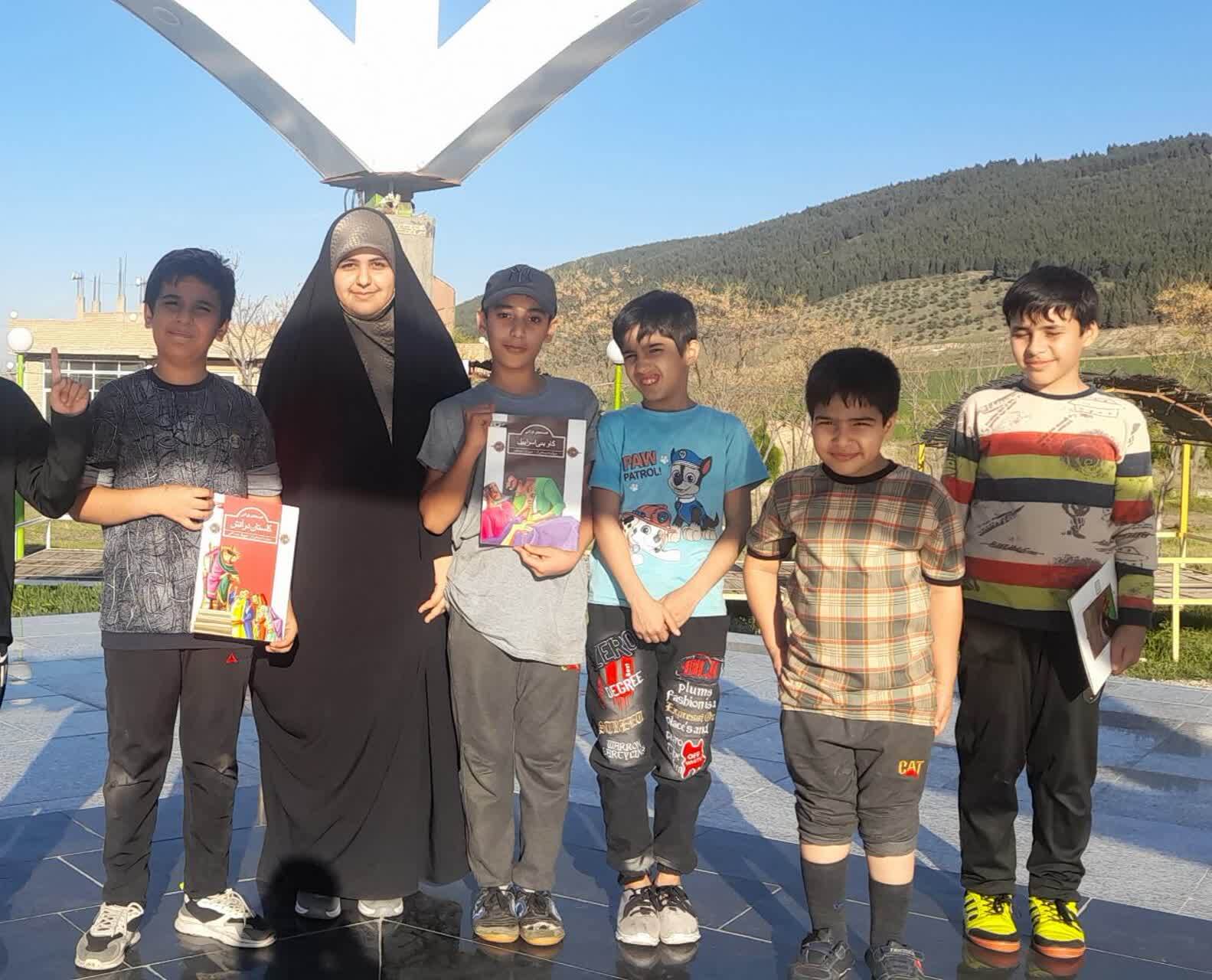 دانشآموز آزادشهری؛ پرچمدار قرآن و هنر خوشنویسی دانشآموز آزادشهری؛ پرچمدار قرآن و هنر خوشنویسی