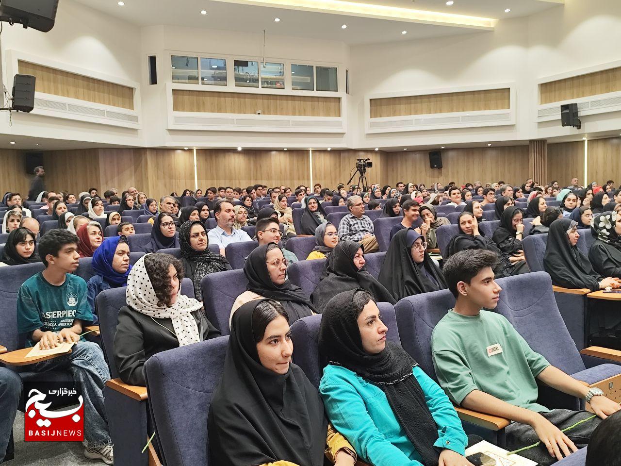 همایش بزرگ تجلیل از قبولی‌های تیزهوشان و نمونه دولتی در کرمان
