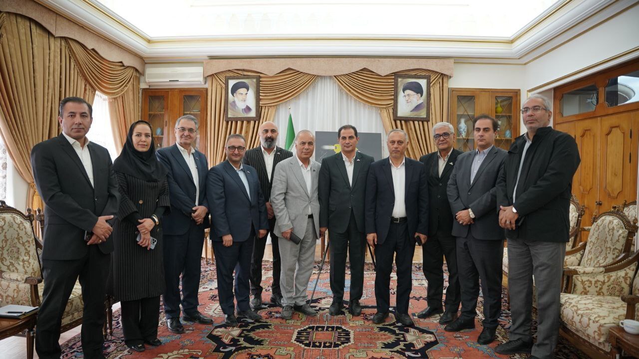 رونمایی از پوستر همایش روز صنعت و معدن در تبریز رونمایی از پوستر همایش روز صنعت و معدن در تبریز