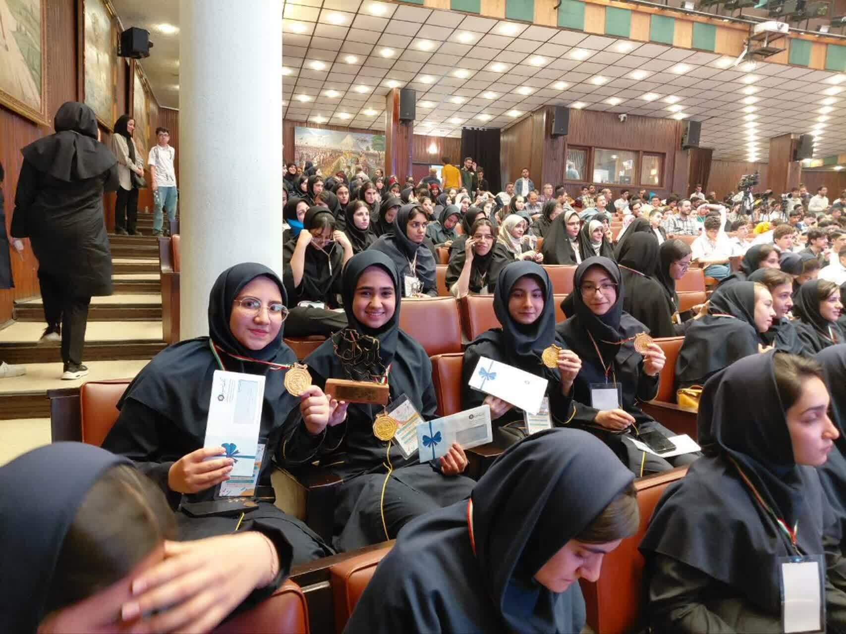 درخشش استعدادهای دانشآموزی در هجدهمین دوره کشوری لیگ علمی پایا درخشش استعدادهای دانشآموزی در هجدهمین دوره کشوری لیگ علمی پایا